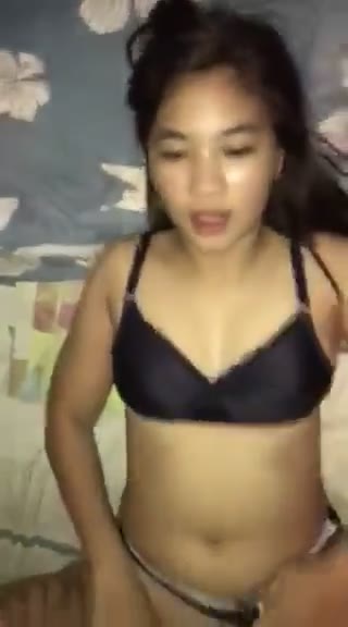 ABG Hot! Adik Cantik 16 Tahun Ngangkang di Ranjang Kont*l Abang Dibejek Sampai Crott!
